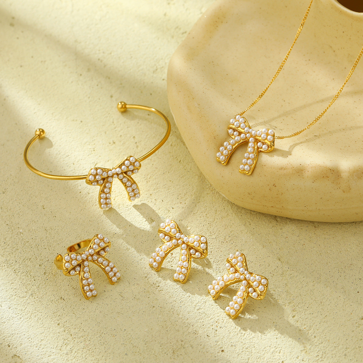 Pendientes de perlas de acero de titanio con forma de lazo y collar de acero inoxidable chapado para mujer