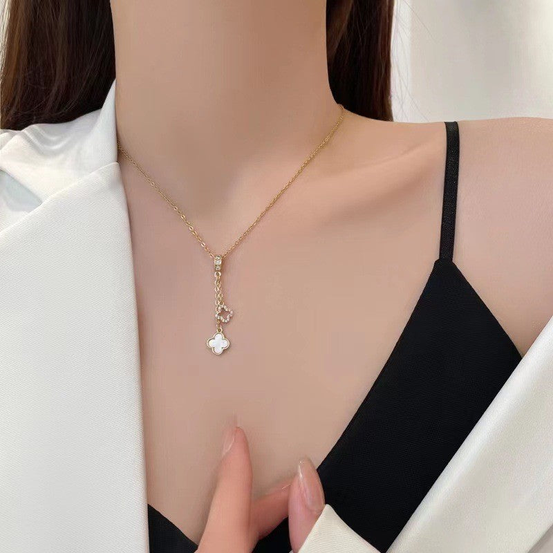 Collana con ciondolo minimalista a quadrifoglio in acciaio al titanio con finitura placcata su catena a O per donna e uomo