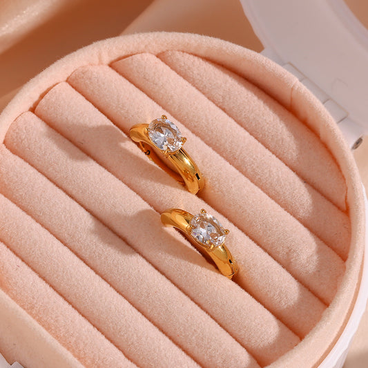 Orecchini a cerchio geometrici da donna in acciaio inossidabile placcato oro 18 carati con zirconi ovali e design minimalista
