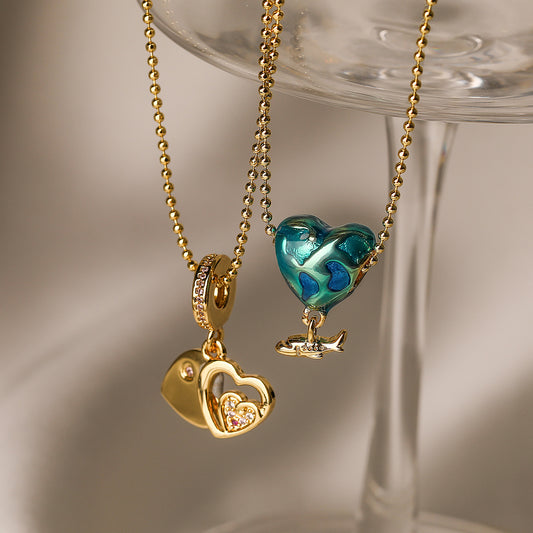 Collana girocollo da donna con ciondolo a forma di cuore minimalista in rame placcato oro e finitura smaltata