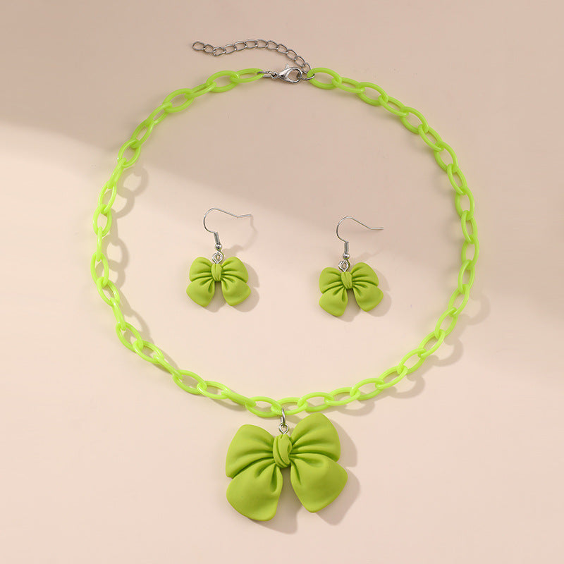 Juego de collar con diseño de lazo estilo dibujos animados para niños con colgante de resina hecho a mano y cadena de serpiente