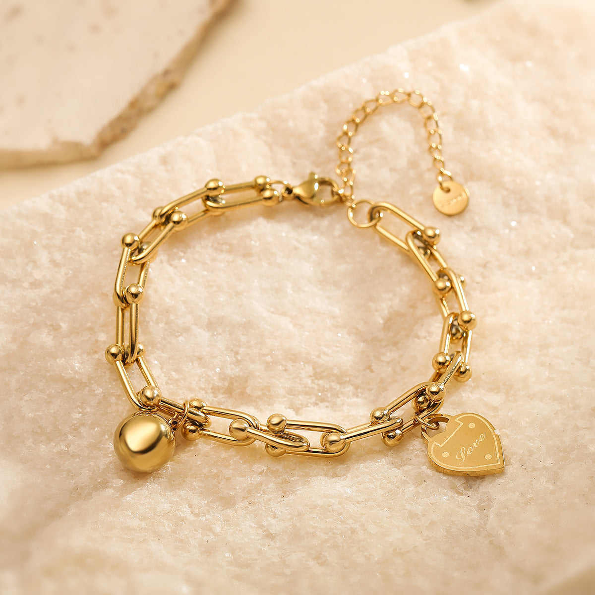 Bracciale da donna in acciaio inossidabile con ciondolo a cuore geometrico minimalista e finitura placcata