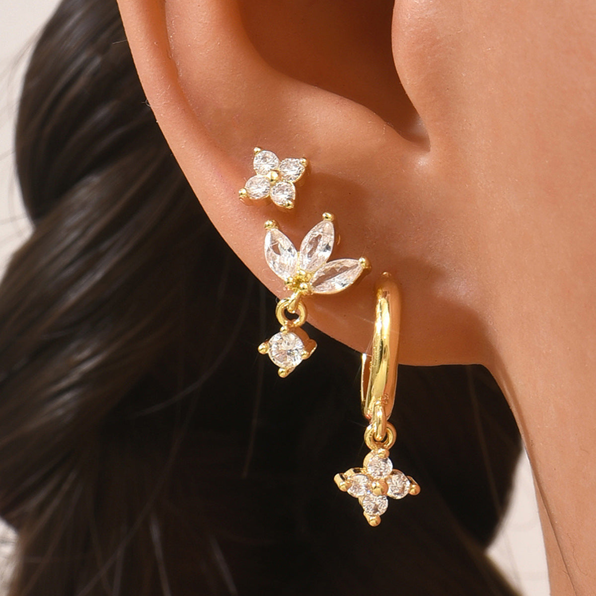 Aretes Minimalistas Geométricos con Incrustaciones de Zirconia en Base de Cobre y Postes de Acero Inoxidable para Mujer
