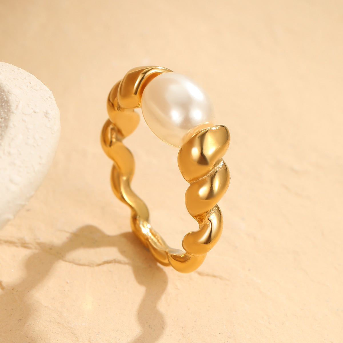Anello Minimalista Geometrico in Acciaio Inossidabile con Madreperla Bianca, Placcatura in Oro 18K e Design Intrecciato Irregolare