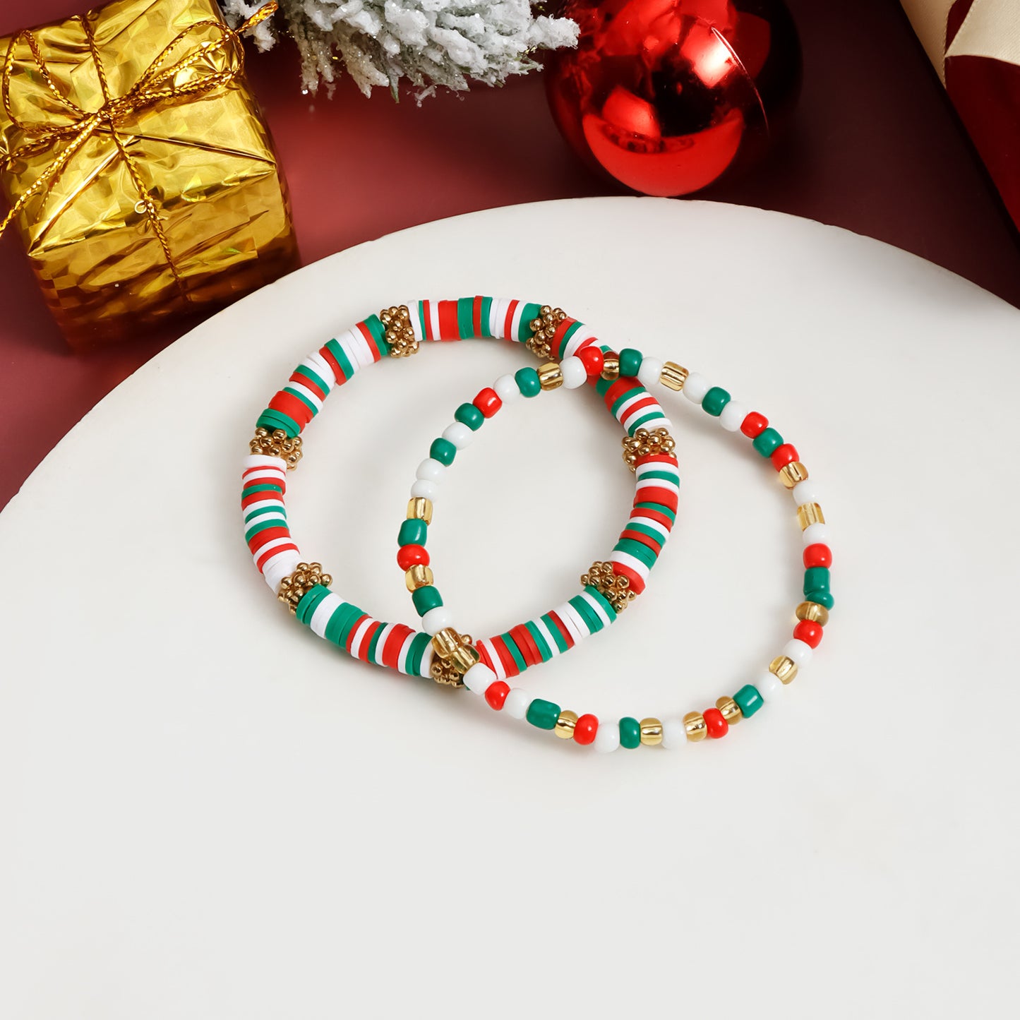 Pulsera con dije de campana de Navidad geométrica de diseño original para mujer, con detalles de metal chapado y cuentas de arcilla polimérica de colores en cordón.