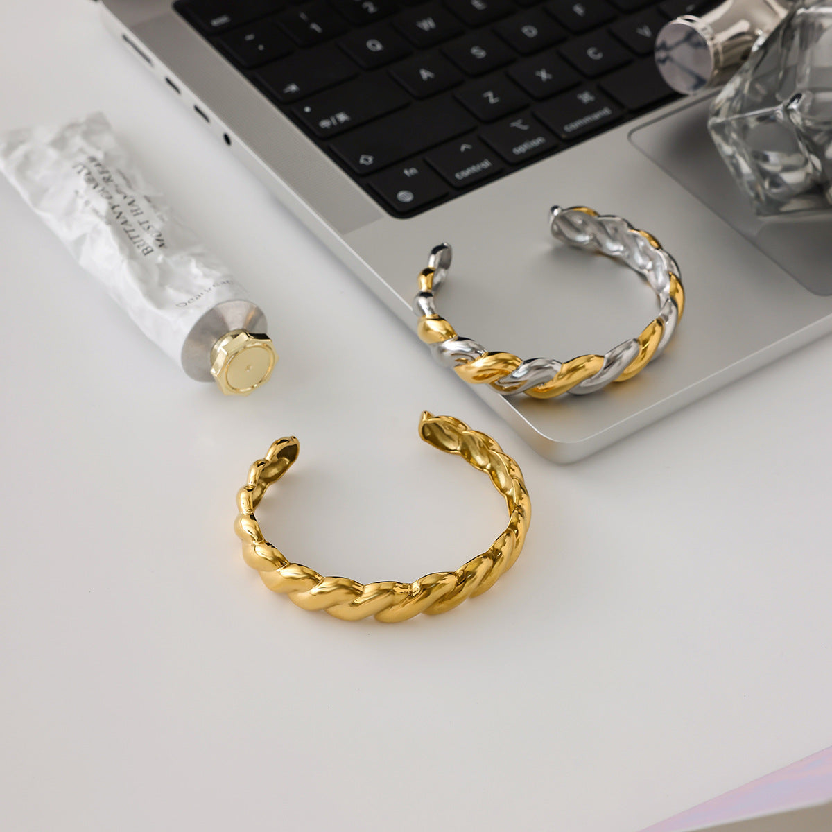Pulsera de Acero Inoxidable y Titanio Estilo Cuerda Retorcida para Mujer con Acabado Chapado, Joyería de Lujo Hipoalergénica para Mano