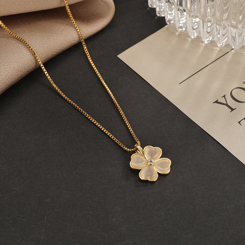 Collana pendente di lusso minimalista a quattro foglie in acciaio al titanio placcato oro da donna