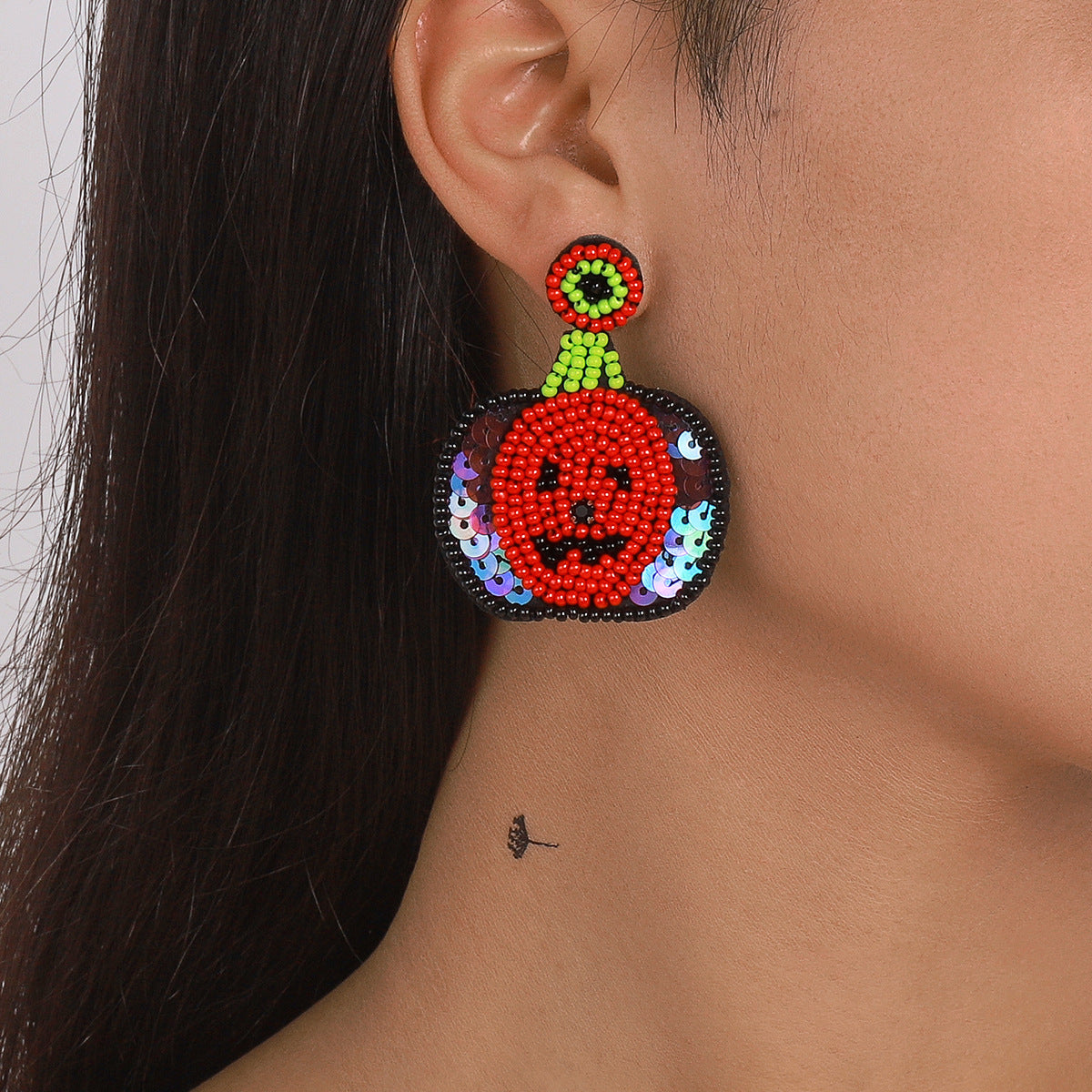 Pendientes llamativos estilo punk de Halloween con forma de calavera y calabaza, con lentejuelas y chaquiras en postes de acero inoxidable