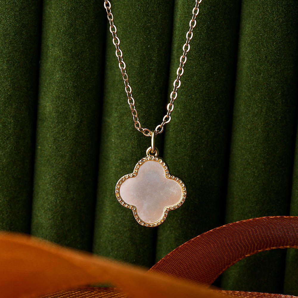 Collana con Ciondolo Geometrico Minimalista a Forma di Quadrifoglio da Donna in Ottone con Placcatura in Oro Vero e Intarsio in Abalone Bianco