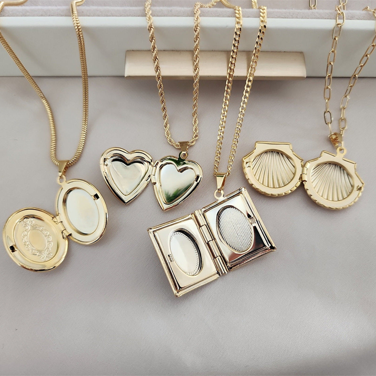 Vintage Style Heart-Shaped Opening Locket Necklace in Stainless Steel with Titanium Steel Pendant and Polished Finish