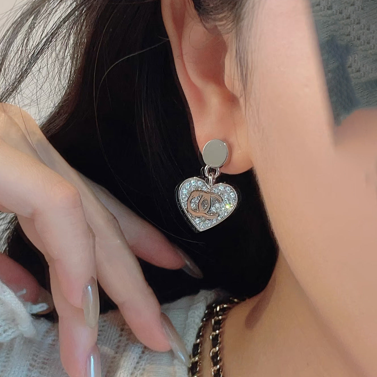 Orecchini da donna placcati oro in ottone con zirconi cubici a forma di cuore, perni in argento sterling 925