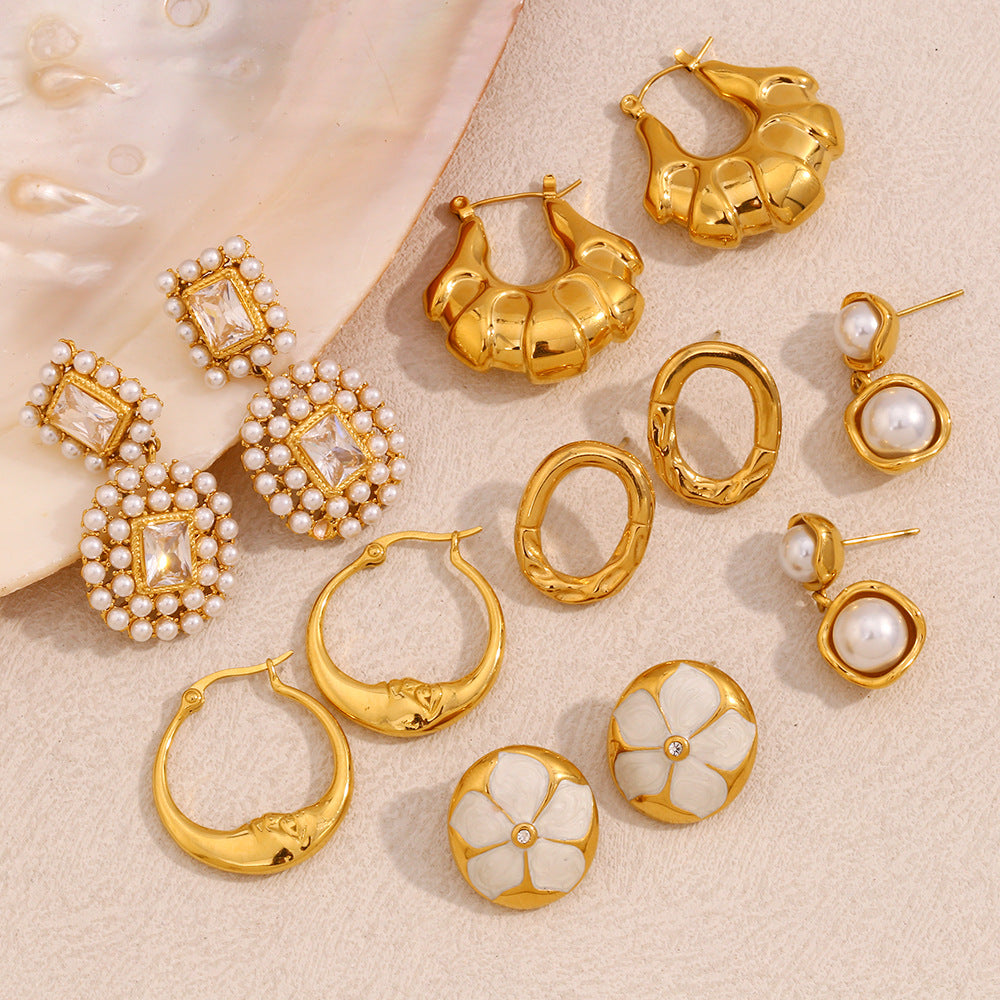 Collana Minimalista Elegante con Ciondolo Ovale Traforato a Motivi Floreali in Acciaio Inossidabile, Placcatura in Oro 18K e Accenti di Zirconi