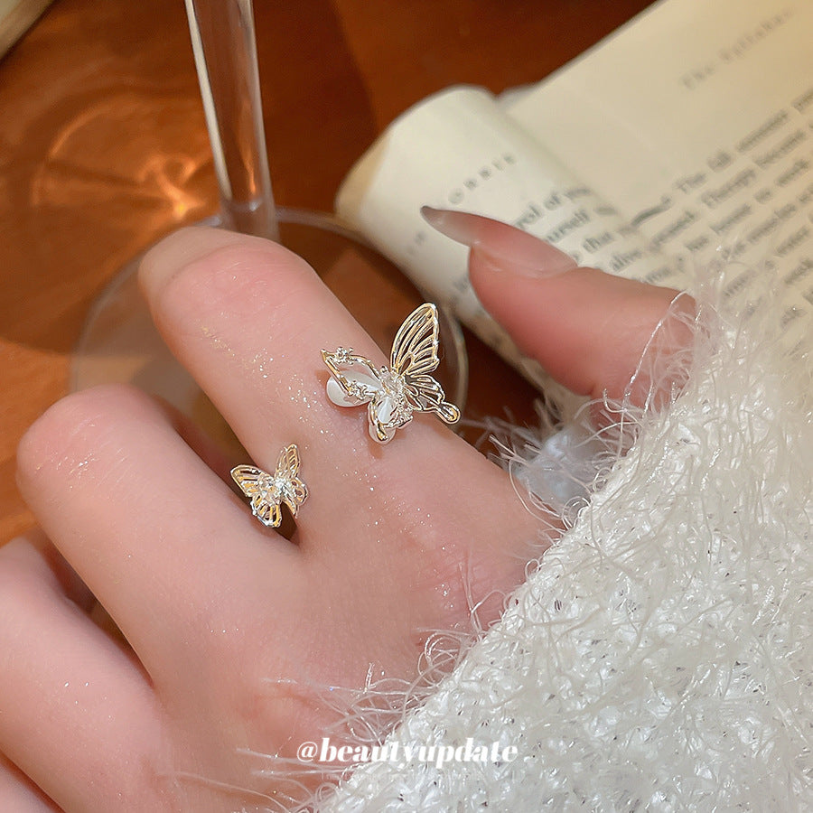 Anello in rame elegante e minimalista a forma di farfalla con finitura galvanica da donna