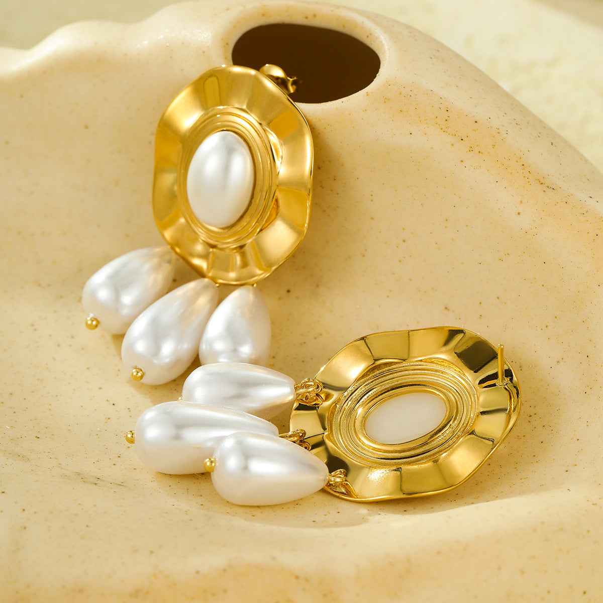 Pendientes de botón con borlas y perlas texturizadas redondas de estilo vintage en acero inoxidable con baño de oro de 18 quilates
