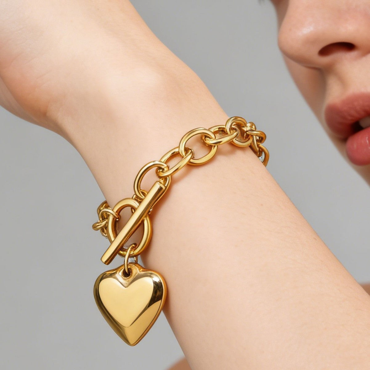 Elegante pulsera de acero inoxidable con forma de corazón para mujer con acabado chapado en oro de 18 quilates y cierre de palanca