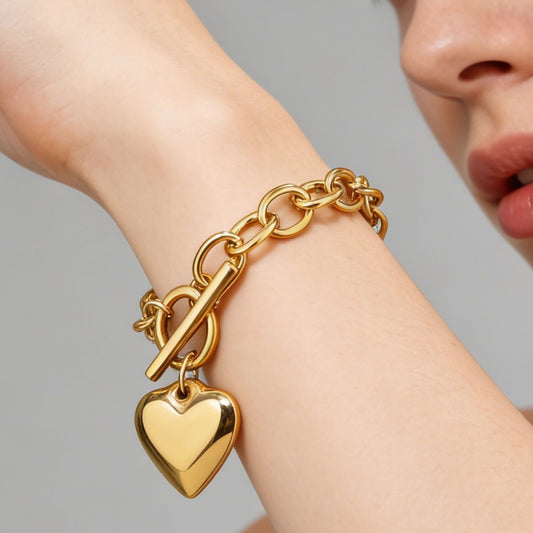 Elegante Bracciale da Donna in Acciaio Inossidabile a Forma di Cuore con Finitura Placcata in Oro 18K e Chiusura a Levetta