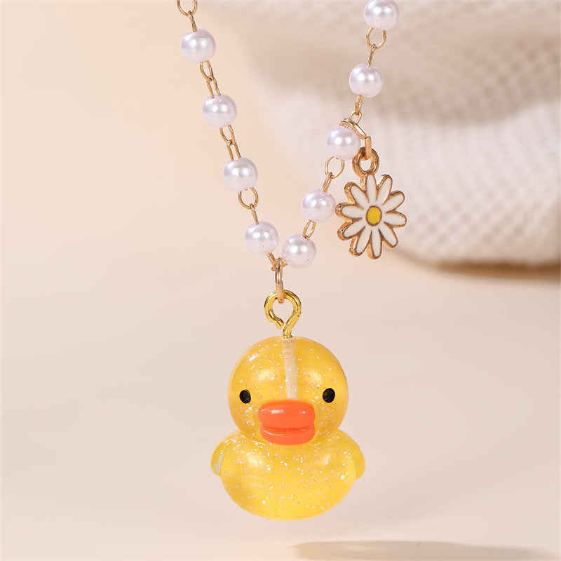 Collana con ciondolo a margherita minimalista per ragazze con ciondolo in resina e design floreale smaltato su catena di perline