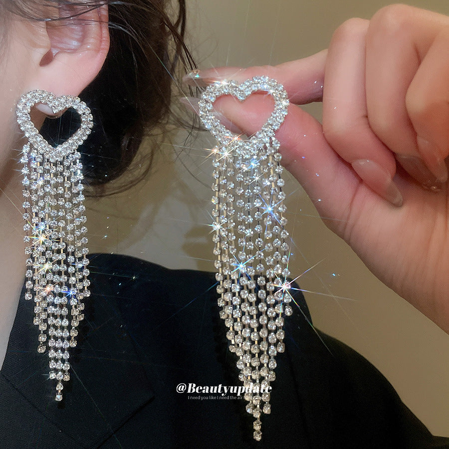 Orecchini a perno da donna in argento sterling con zirconi a forma di cuore e frange pendenti, dal design minimalista