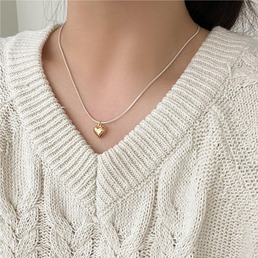 Gargantilla Minimalista de Plata de Ley 925 con Diseño Geométrico y Cadena de Serpiente en Forma de Corazón