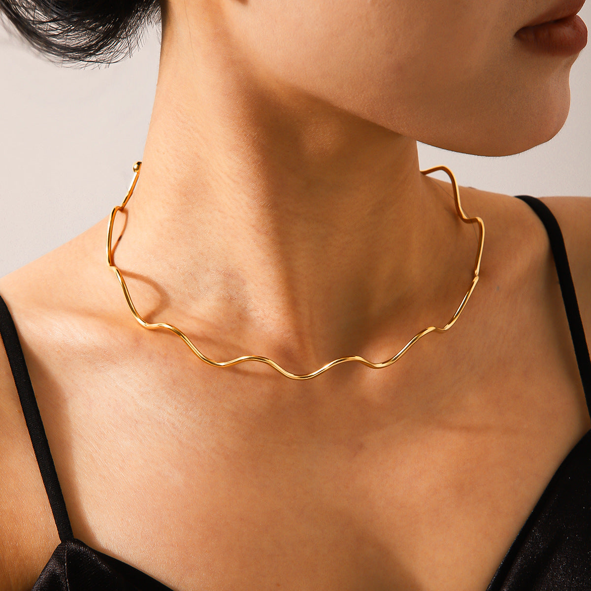 Collana Girocollo Geometrica a Onda in Acciaio Inossidabile Placcato Oro 18K Minimalista per Donna