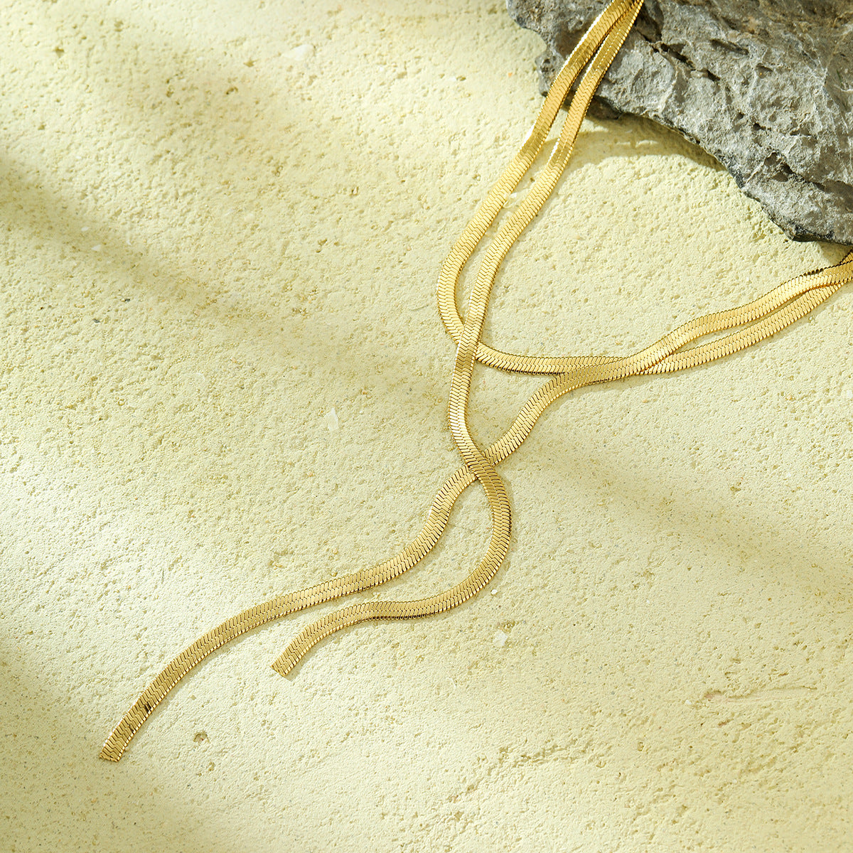 Collana a catena piatta regolabile a serpente da donna in acciaio inossidabile con finitura placcata, collana lunga con pendente in stile ufficio alla moda