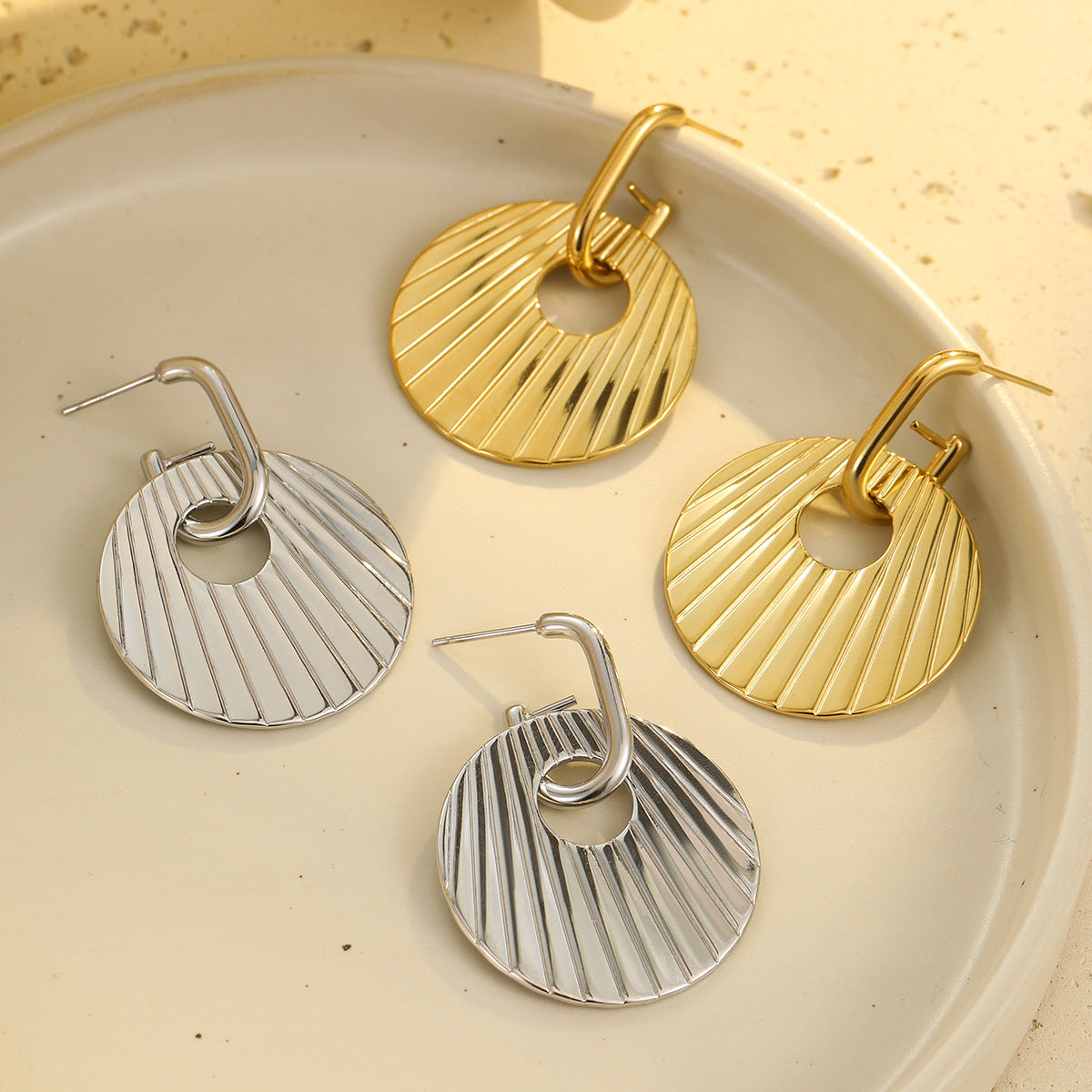 Pendientes geométricos circulares minimalistas de acero inoxidable brillante para mujer con acabado chapado