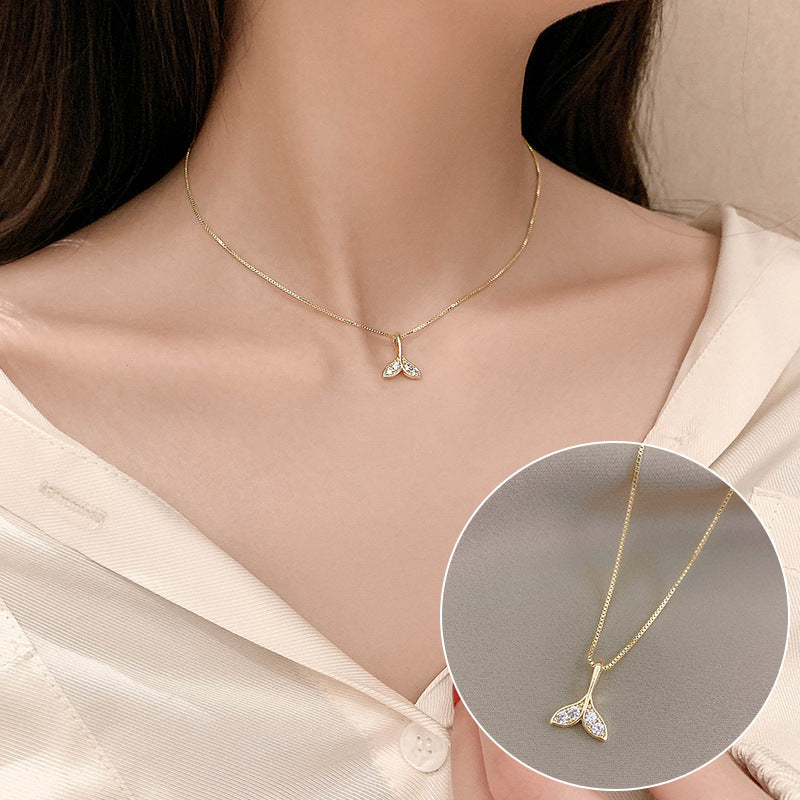 Elegant Floral Abalone-Inspired Pendant Necklace for Women in Alloy with Plated Finish, Delicate Clavicle Chain for Everyday Wear