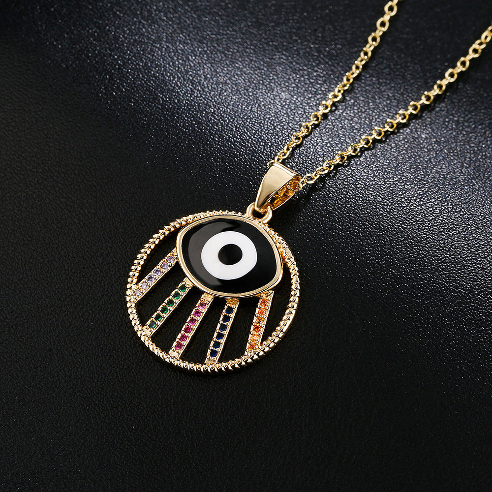 Collana pendente con occhio geometrico minimalista in ottone con finitura smaltata e zirconi micro-pavé