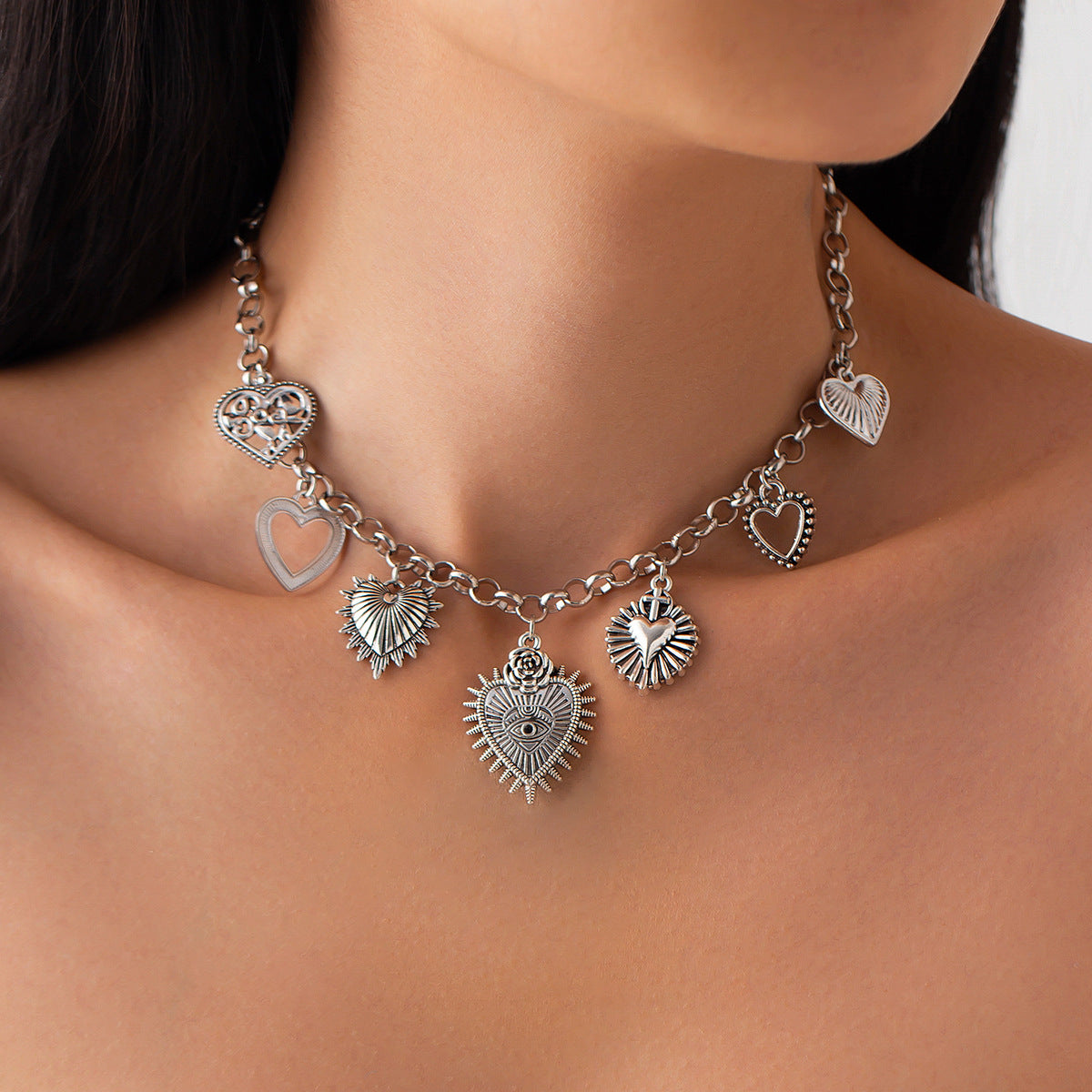 Collana con ciondolo a forma di cuore a ciliegia minimalista con intarsio in strass in lega su catena a O da donna