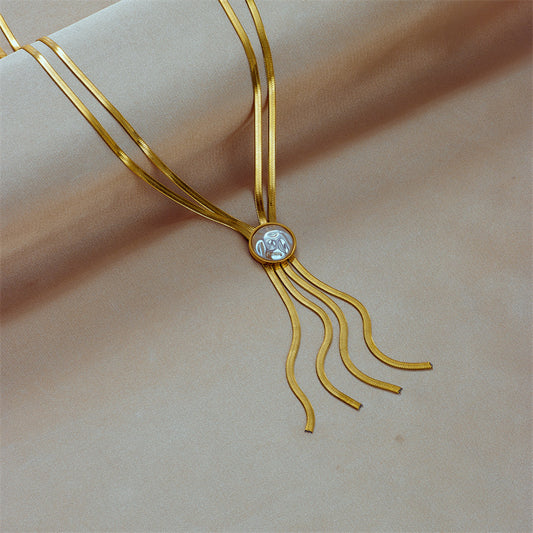 Elegante collar minimalista de múltiples capas con colgante de perlas redondas y cadena de serpiente de acero titanio con detalle de flecos para mujer