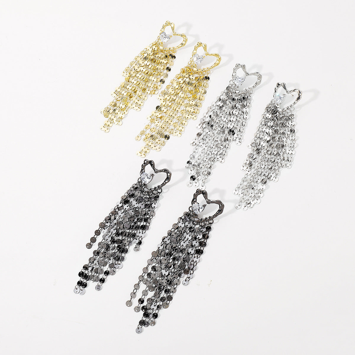 Pendientes de aleación con forma de corazón, dulces y atrevidos, con detalles de diamantes de imitación y colgantes circulares para mujer