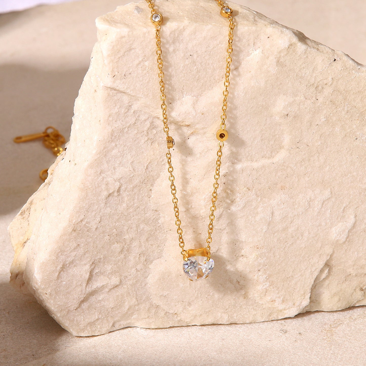 Collar con dije de circonita en forma de corazón minimalista de acero inoxidable con baño de oro de 18 quilates para mujer