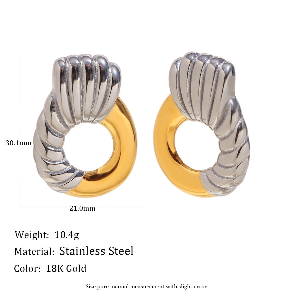 Orecchini Minimalisti Geometrici in Acciaio Inossidabile Placcato Oro 18K con Design a Cerchio Testurizzato Diagonale