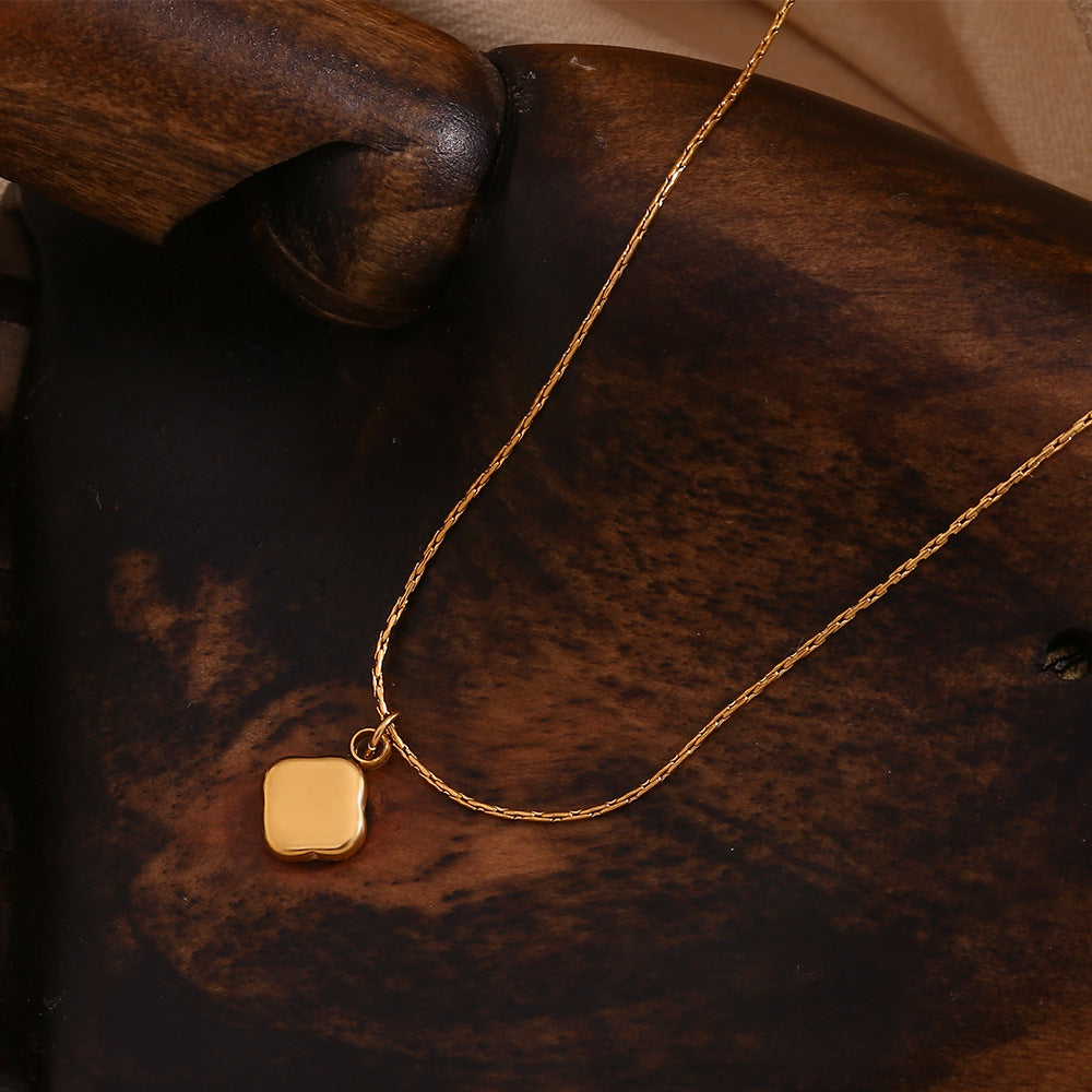Fashionable Minimalist Shell-Shaped Stainless Steel Pendant Necklace for Women with 18K Gold Plating