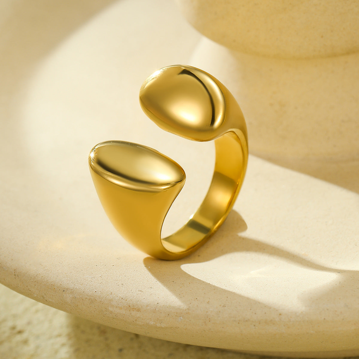 Anello alla moda geometrico in acciaio inossidabile e titanio con finitura lucida galvanizzata per donna