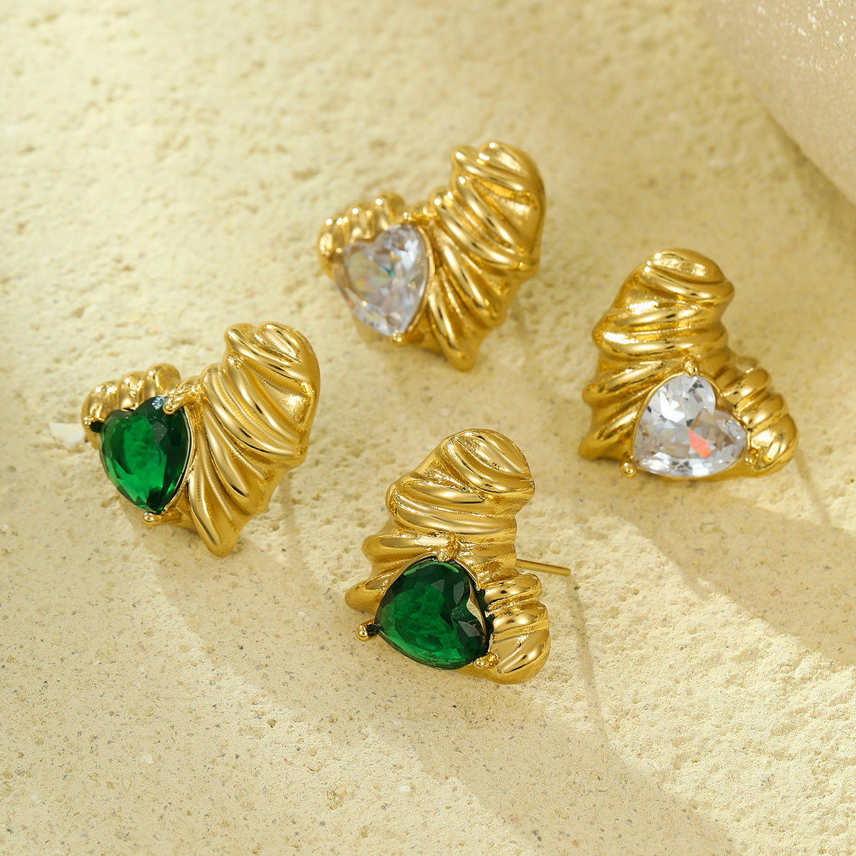 Pendientes de Acero Inoxidable en Forma de Corazón Estilo Vintage con Incrustaciones de Circones y Baño de Oro de 18K