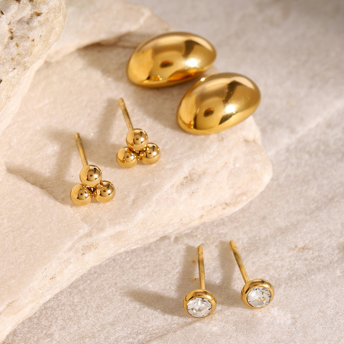 Orecchini a perno geometrici minimalisti rotondi in acciaio inossidabile con intarsio in strass e placcatura in oro 18K
