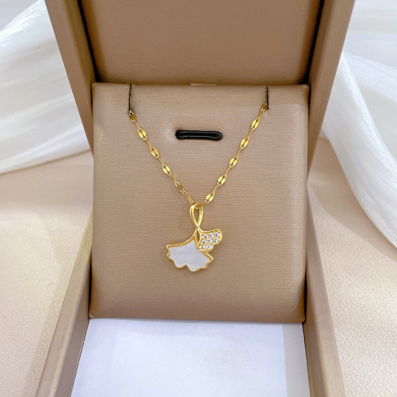 Collana Minimalista con Catena a Labbra in Acciaio al Titanio con Pendente in Rame e Intarsio di Strass