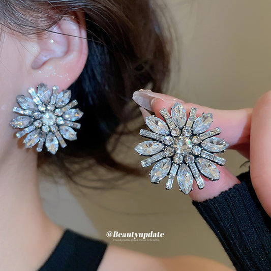 Fashionable Floral Alloy Earrings with Rhinestone Inlay for Women, Luxury Statement Studs with Steel Posts