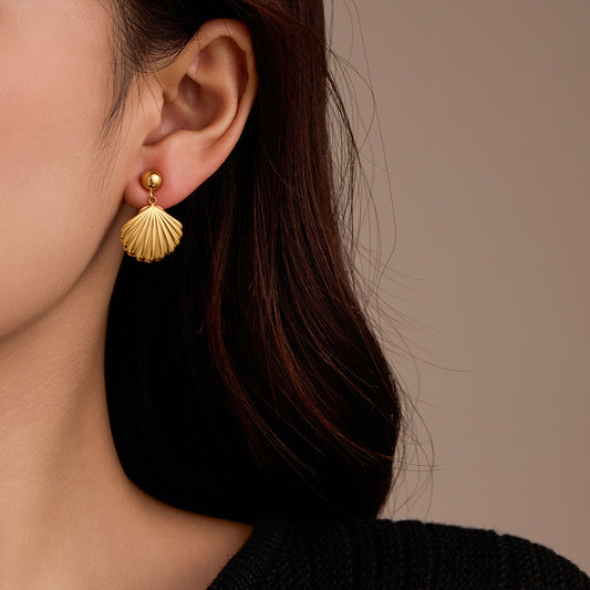 Pendientes minimalistas de estilo vintage con forma de concha de acero inoxidable y chapado en oro de 18 quilates