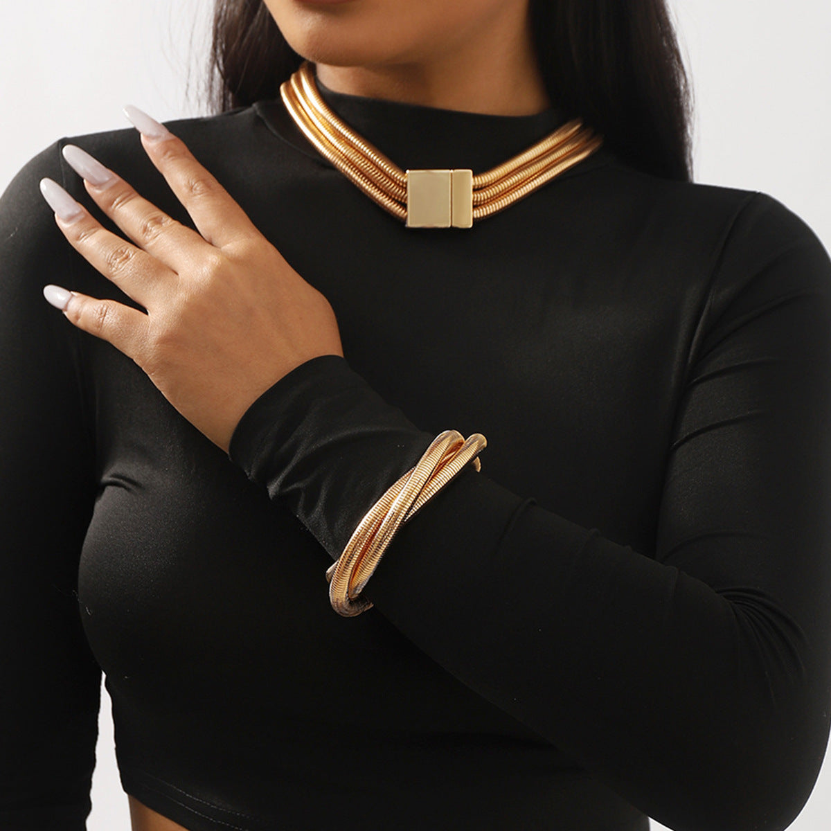 Collana con pendente geometrico dolce e grintoso con chiusura magnetica e braccialetto elastico da donna