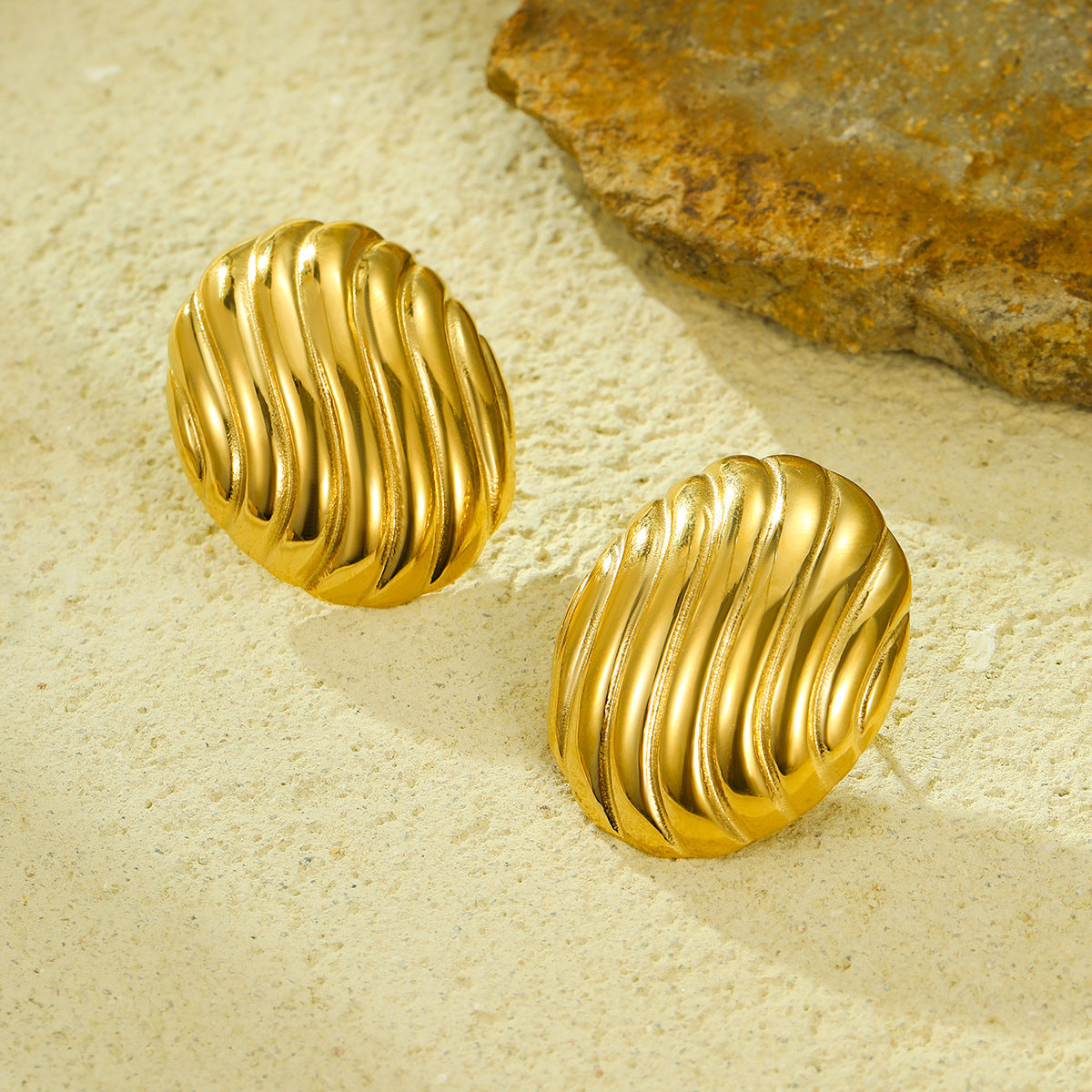Pendientes Ovalados Roscados de Acero Inoxidable con Textura Estilo Vintage para Mujer con Baño de Oro de 18K