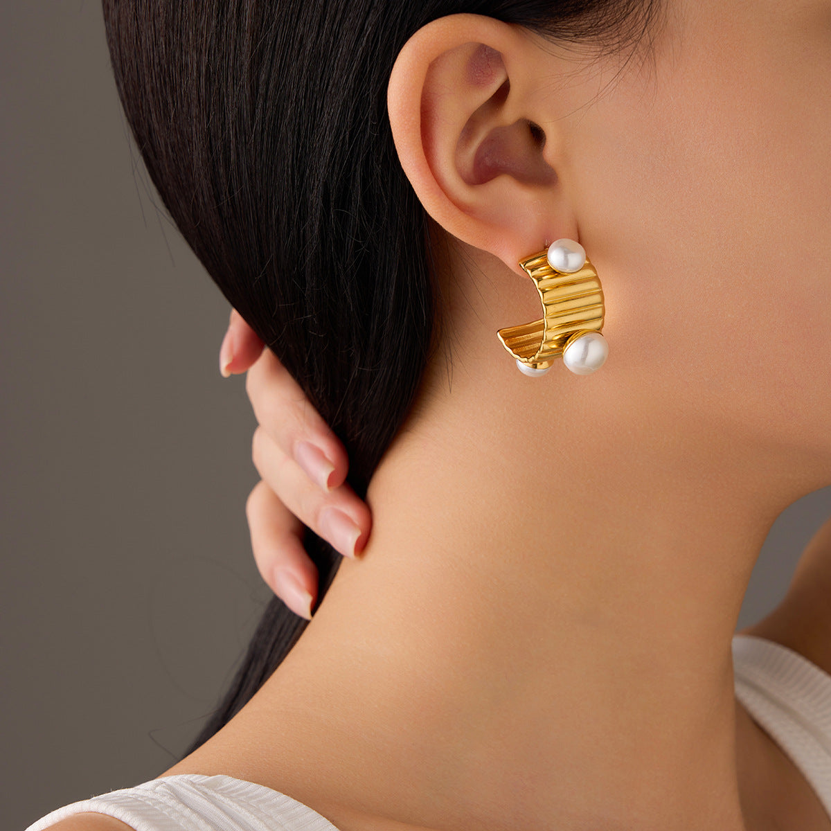 Aretes de acero inoxidable con forma de C, estilo francés vintage, con baño de oro de 18K y detalles de perlas