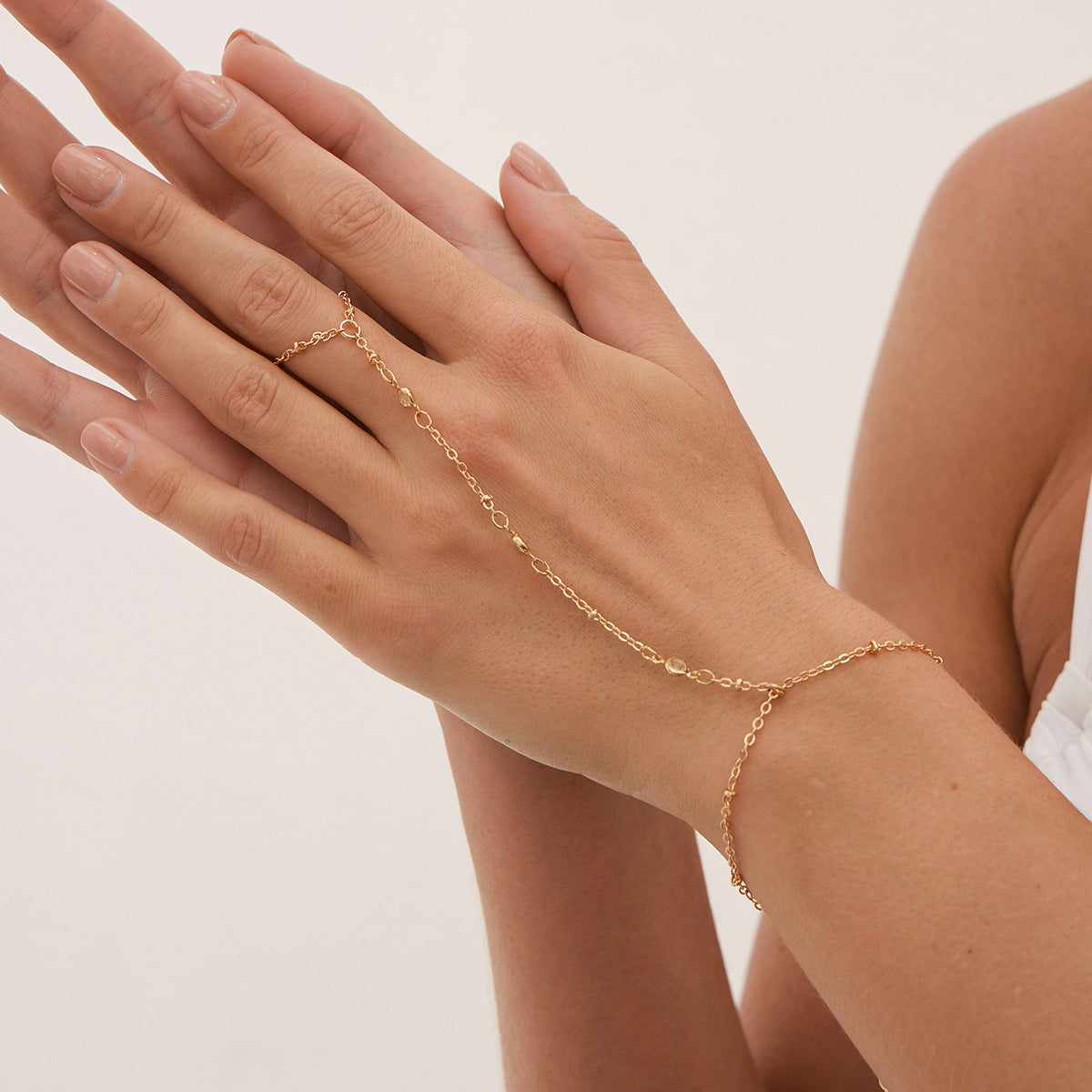 Pulsera de cadena delicada de estilo perla geométrica minimalista para mujer con acabado chapado