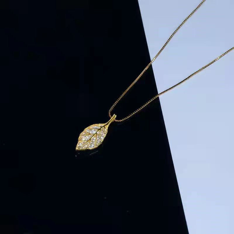 Collana Minimalista Unisex in Acciaio al Titanio a Forma di Foglia con Ciondolo in Rame su Catena Box