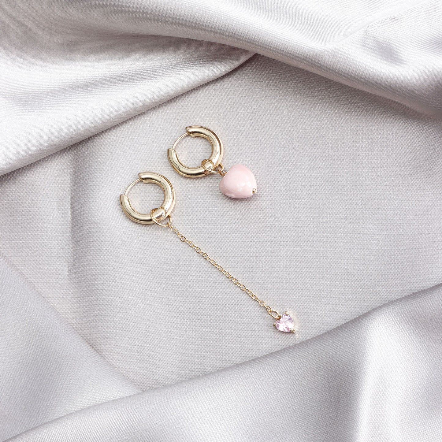 Aretes de moda con dije de corazón y detalle de borla con acabado chapado para mujer