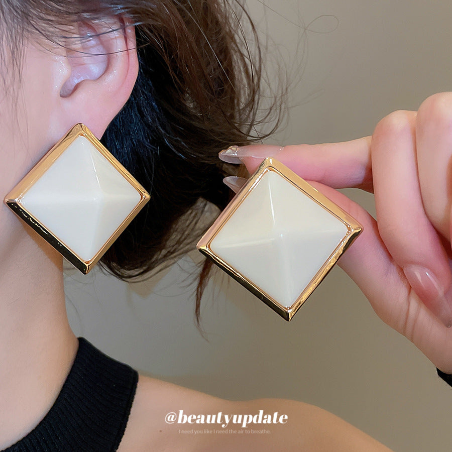 Pendientes de rombo de resina estilo retro francés con postes de acero chapado para mujer
