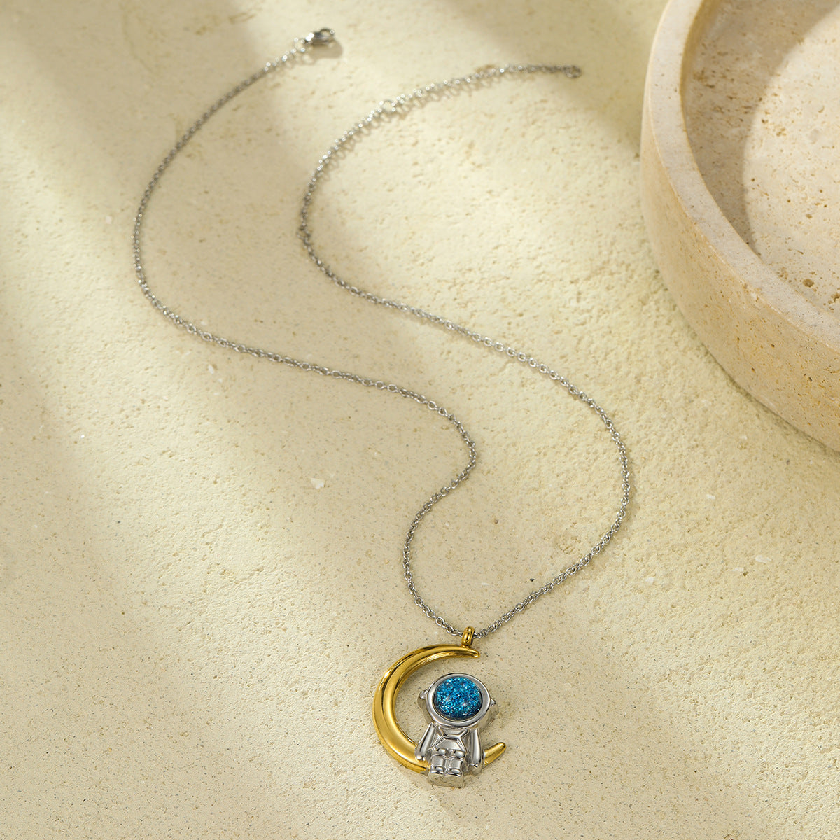 Collar con colgante de acero inoxidable en forma de astronauta creativo con motivos de estrellas y luna para mujer