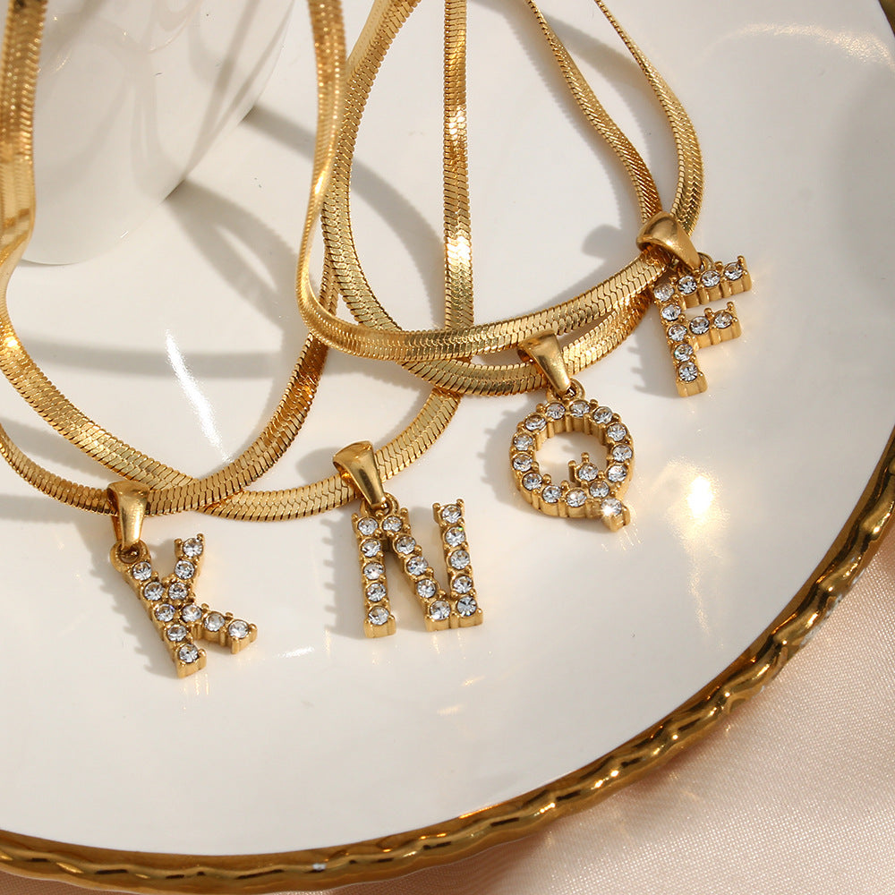 Collana Minimalista con Ciondolo a Lettera in Acciaio Inossidabile con Placcatura in Oro 18K e Zircone su Catena a Serpente Piatta per Donna