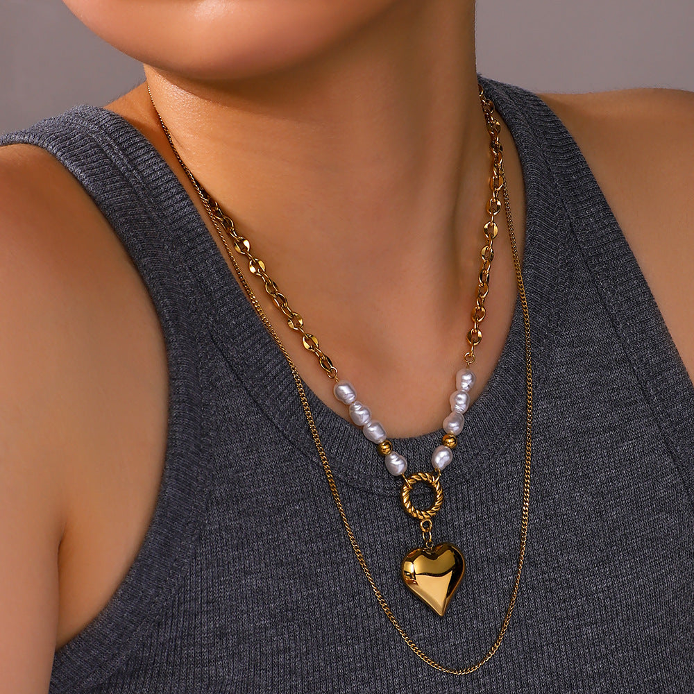 Collana con ciondolo minimalista a forma di cuore in acciaio inossidabile con charm in acciaio al titanio e finitura placcata in oro 18 carati per donna